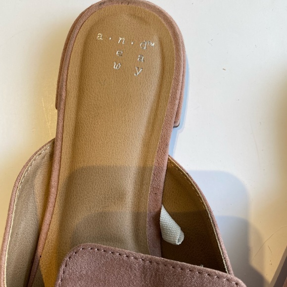And eawy blush pink size 8.5 slip on… - Picture 2 of 5